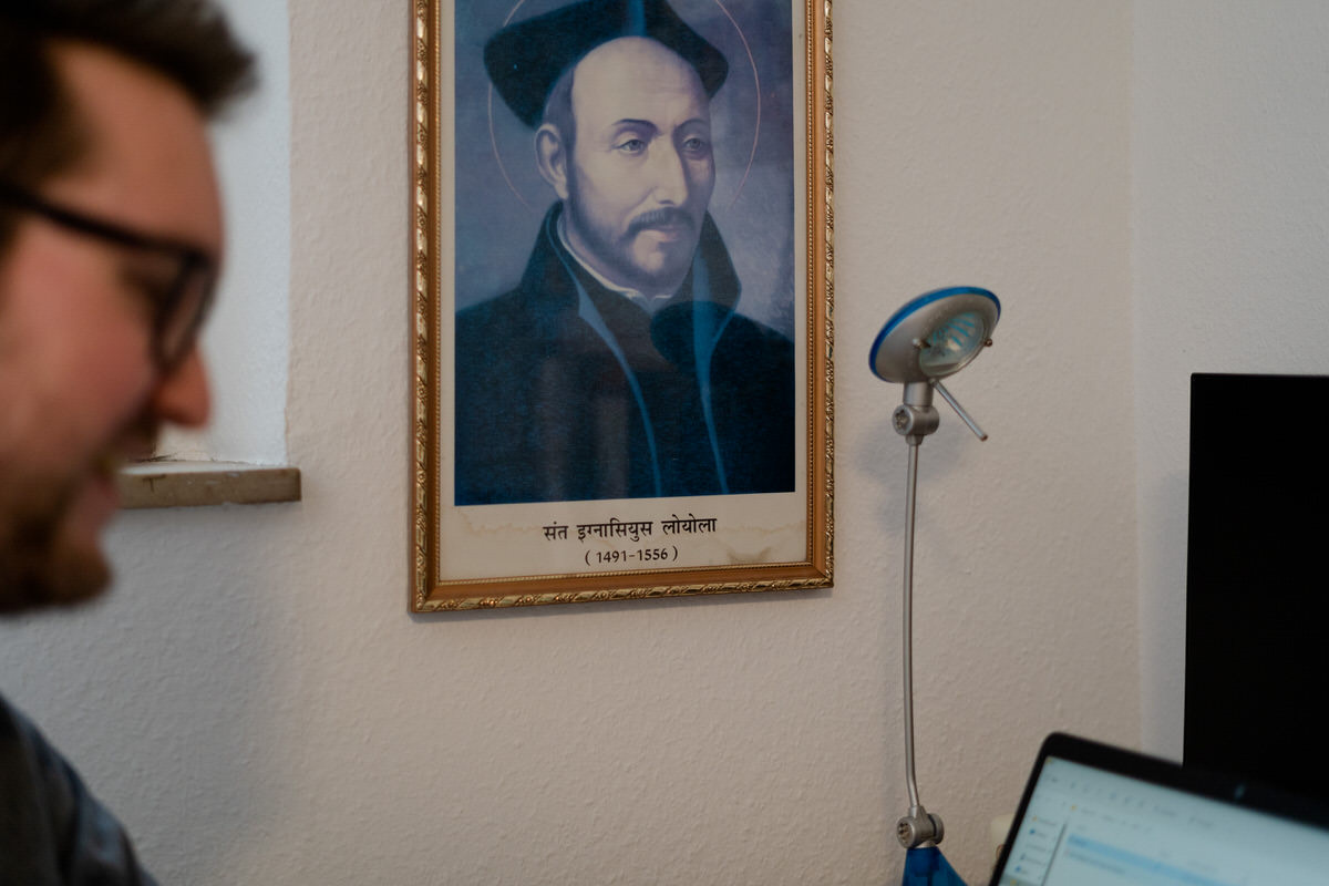 Portrait des Ignatius von Loyola über dem Schreibtisch